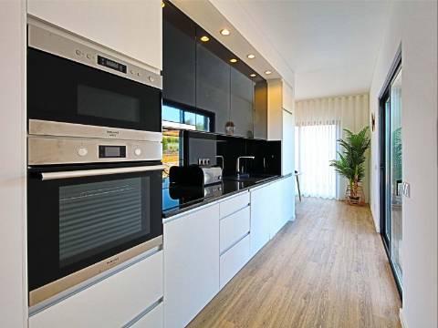 Moderna Moradia Geminada com 2 Quartos, inserido num Golfe Resort