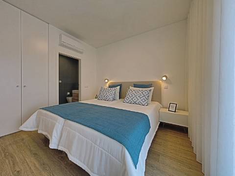 Moderna Moradia Geminada com 2 Quartos, inserido num Golfe Resort