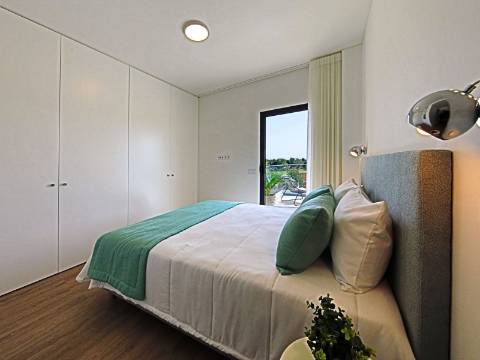 Moderna Moradia Geminada com 2 Quartos, inserido num Golfe Resort