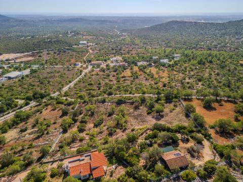 LOULÉ - Terreno Rústico com 3 Furos Licenciados e Vista Mar Desafogada