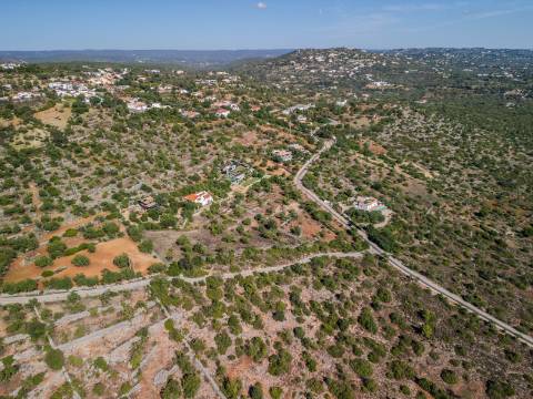 LOULÉ - Terreno Rústico com 3 Furos Licenciados e Vista Mar Desafogada