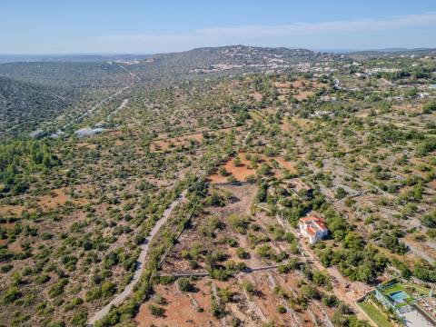 LOULÉ - Terreno Rústico com 3 Furos Licenciados e Vista Mar Desafogada