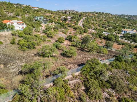 LOULÉ - Terreno Rústico com 3 Furos Licenciados e Vista Mar Desafogada