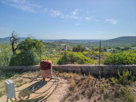 LOULÉ - Terreno Rústico com 3 Furos Licenciados e Vista Mar Desafogada