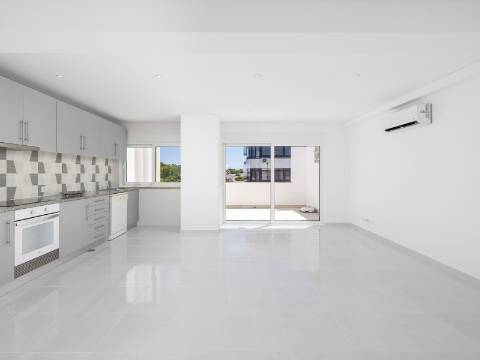 QUARTEIRA - Apartamento T2 Último piso próximo da praia