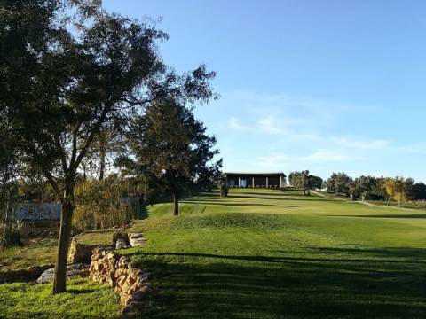 Terreno com projecto aprovado, inserido num Golfe Resort