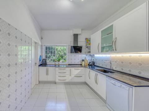 Charmosa moradia com piscina localizada na urbanização BELMONTE