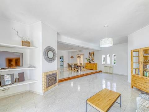 Charmosa moradia com piscina localizada na urbanização BELMONTE