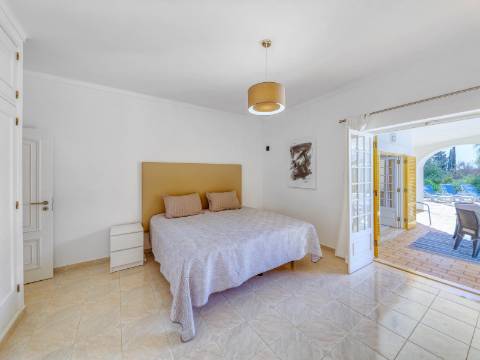 Charmosa moradia com piscina localizada na urbanização BELMONTE