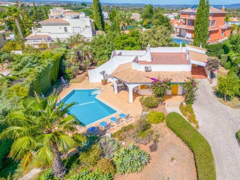 Charmosa moradia com piscina localizada na urbanização BELMONTE