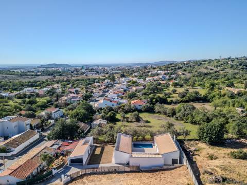LOULÉ - Moradia T3 térrea com piscina em construção