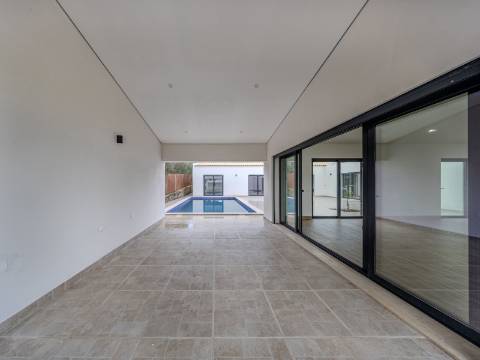 LOULÉ - Moradia T3 térrea com piscina em construção