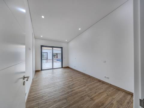 LOULÉ - Moradia T3 térrea com piscina em construção