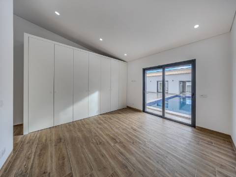 LOULÉ - Moradia T3 térrea com piscina em construção