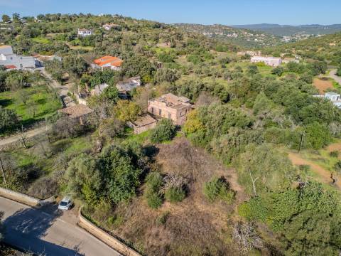 Terreno com 3 Ruínas em Propriedade com grande Potencial, Próximo de Boliqueime