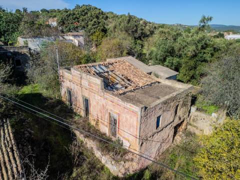 Terreno com 3 Ruínas em Propriedade com grande Potencial, Próximo de Boliqueime