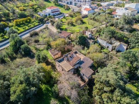 Terreno com 3 Ruínas em Propriedade com grande Potencial, Próximo de Boliqueime