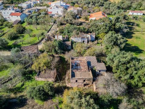 Terreno com 3 Ruínas em Propriedade com grande Potencial, Próximo de Boliqueime