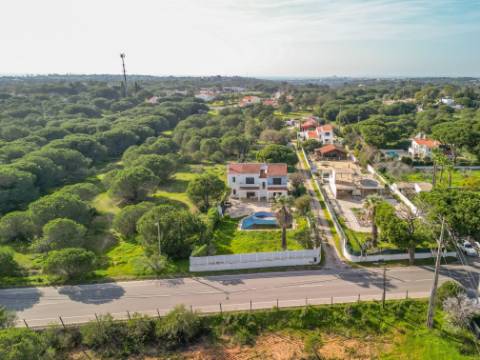 Moradia T4 a 5 minutos de Vale do Lobo e Quinta do Lago