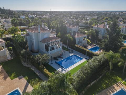 VALE FORMOSO - Exclusiva Moradia T4+1 no Condomínio 'The Crest'