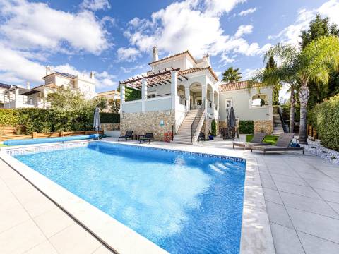 VALE FORMOSO - Exclusiva Moradia T4+1 no Condomínio 'The Crest'