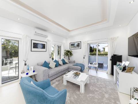 VALE FORMOSO - Exclusiva Moradia T4+1 no Condomínio 'The Crest'