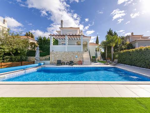 VALE FORMOSO - Exclusiva Moradia T4+1 no Condomínio 'The Crest'