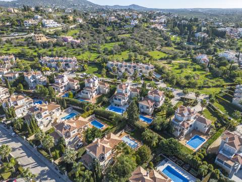 VALE FORMOSO - Exclusiva Moradia T4+1 no Condomínio 'The Crest'