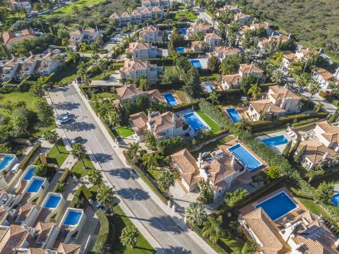 VALE FORMOSO - Exclusiva Moradia T4+1 no Condomínio 'The Crest'