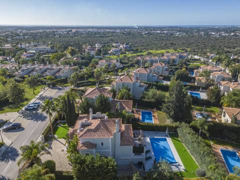 VALE FORMOSO - Exclusiva Moradia T4+1 no Condomínio 'The Crest'