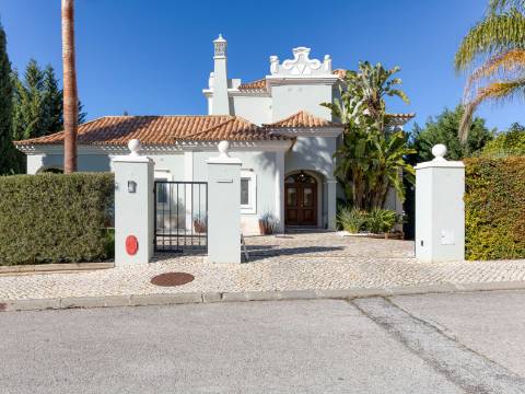 VALE FORMOSO - Exclusiva Moradia T4+1 no Condomínio 'The Crest'