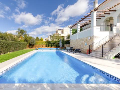 VALE FORMOSO - Exclusiva Moradia T4+1 no Condomínio 'The Crest'