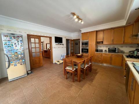 MONCARAPACHO - Magnífica Moradia T4 localizada em zona tranquila perto de Olhão