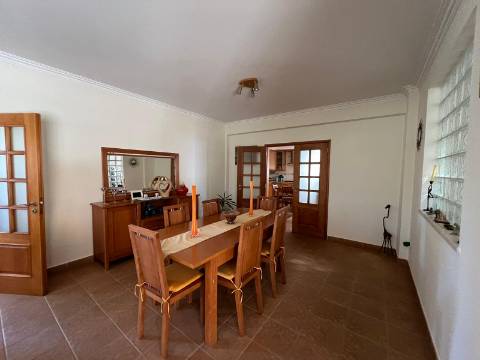 MONCARAPACHO - Magnífica Moradia T4 localizada em zona tranquila perto de Olhão