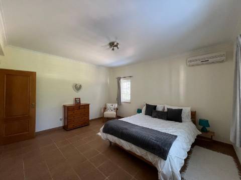 MONCARAPACHO - Magnífica Moradia T4 localizada em zona tranquila perto de Olhão