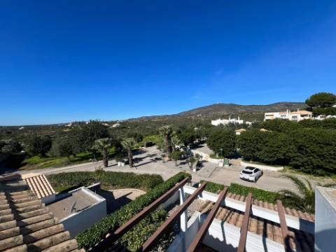 MONCARAPACHO - Magnífica Moradia T4 localizada em zona tranquila perto de Olhão