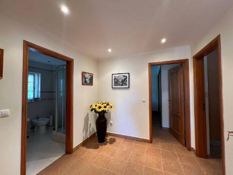 MONCARAPACHO - Magnífica Moradia T4 localizada em zona tranquila perto de Olhão