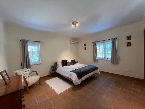 MONCARAPACHO - Magnífica Moradia T4 localizada em zona tranquila perto de Olhão