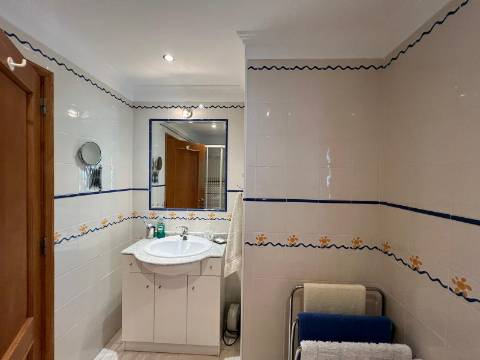 MONCARAPACHO - Magnífica Moradia T4 localizada em zona tranquila perto de Olhão