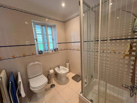 MONCARAPACHO - Magnífica Moradia T4 localizada em zona tranquila perto de Olhão