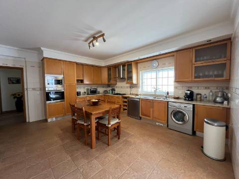 MONCARAPACHO - Magnífica Moradia T4 localizada em zona tranquila perto de Olhão