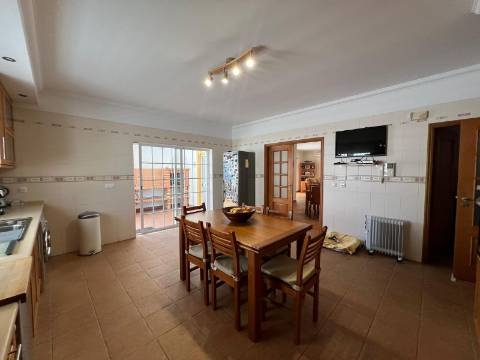 MONCARAPACHO - Magnífica Moradia T4 localizada em zona tranquila perto de Olhão