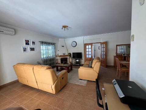 MONCARAPACHO - Magnífica Moradia T4 localizada em zona tranquila perto de Olhão