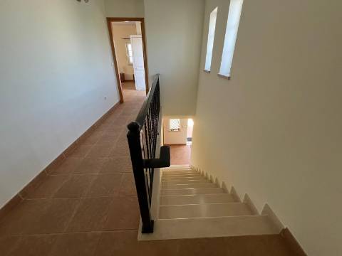 MONCARAPACHO - Magnífica Moradia T4 localizada em zona tranquila perto de Olhão