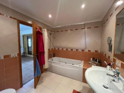 MONCARAPACHO - Magnífica Moradia T4 localizada em zona tranquila perto de Olhão