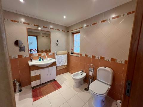 MONCARAPACHO - Magnífica Moradia T4 localizada em zona tranquila perto de Olhão