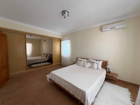 MONCARAPACHO - Magnífica Moradia T4 localizada em zona tranquila perto de Olhão