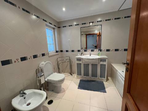 MONCARAPACHO - Magnífica Moradia T4 localizada em zona tranquila perto de Olhão