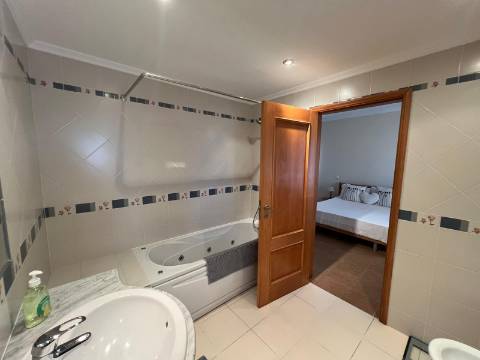 MONCARAPACHO - Magnífica Moradia T4 localizada em zona tranquila perto de Olhão