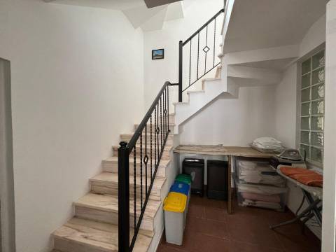 MONCARAPACHO - Magnífica Moradia T4 localizada em zona tranquila perto de Olhão